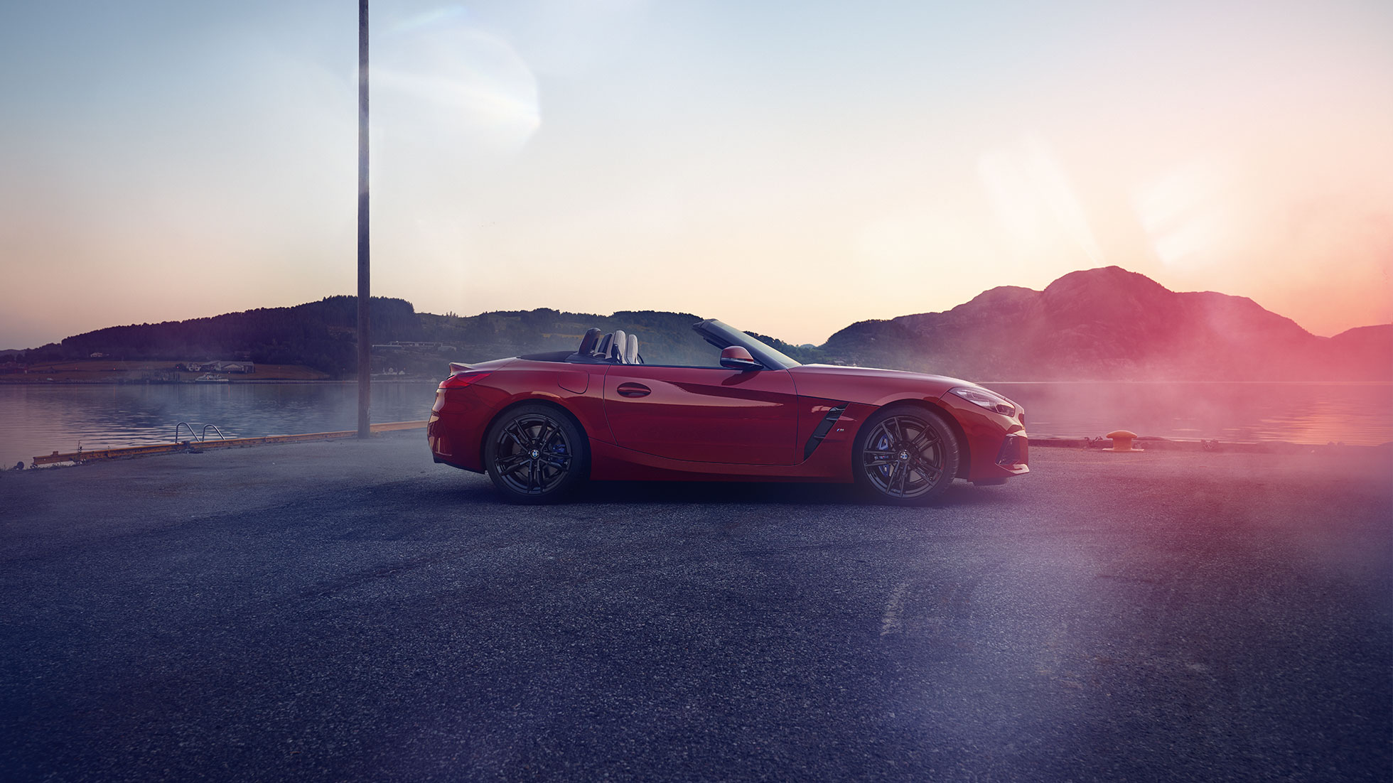 Vue de profil de la BMW Z4 Roadster Vue de profil de la BMW Z4 Roadster devant un panorama de montagnes