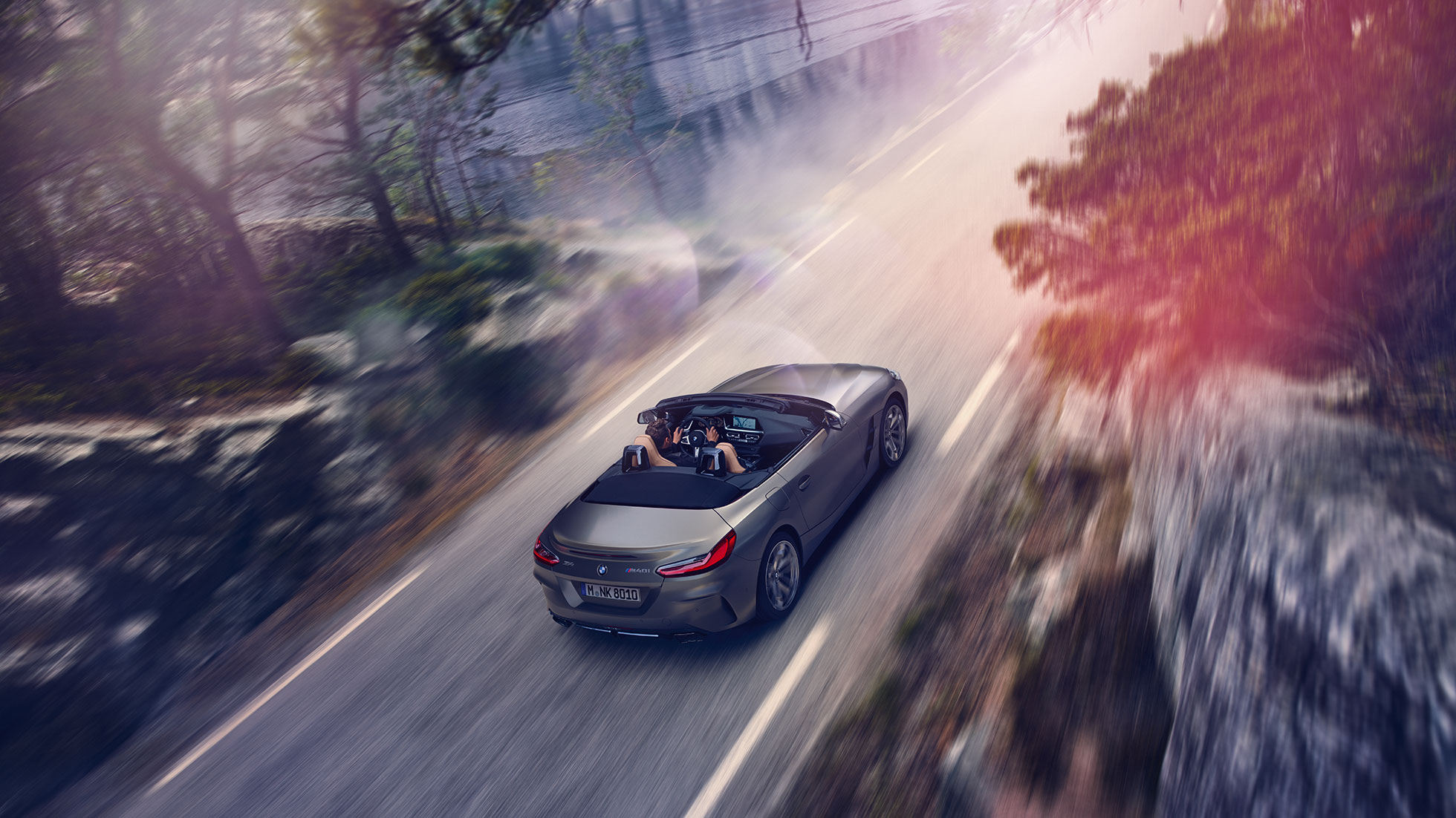 La BMW Z4 Roadster vue de haut BMW Z4 Roadster de couleur grise en mouvement vue de haut