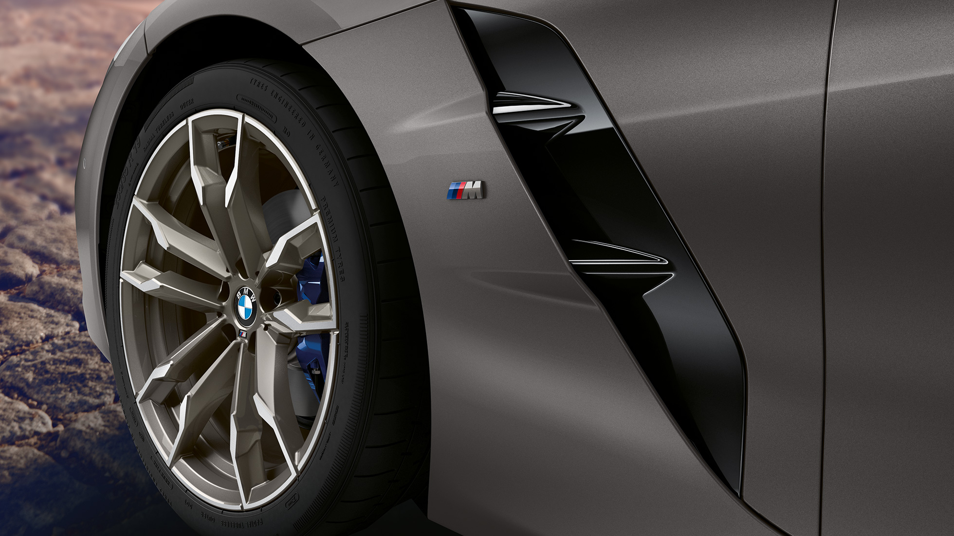 Roue avant de la BMW Z4 Roadster Roue avant d’une BMW Z4 Roadster de couleur grise