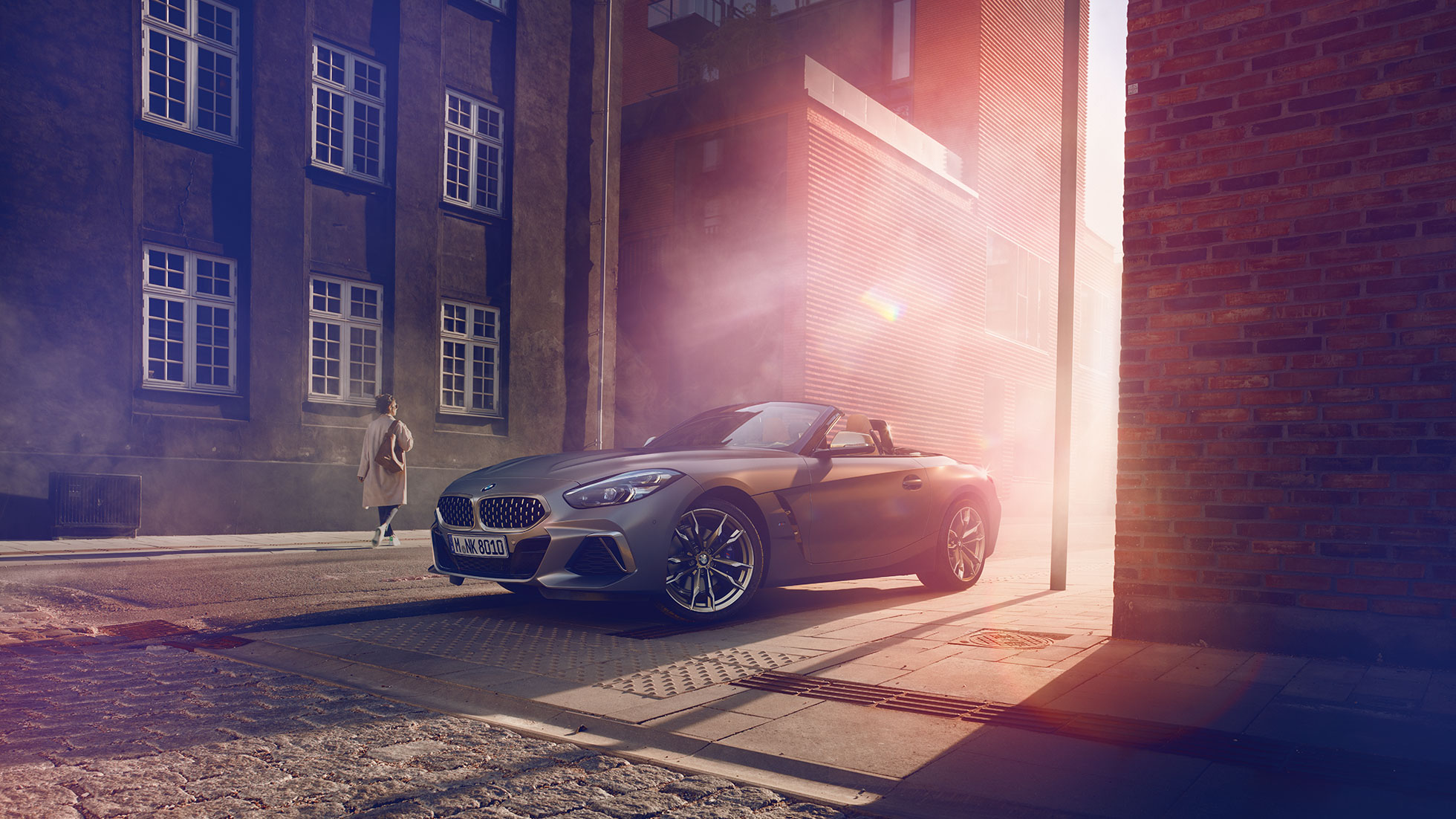 BMW Z4 Roadster dans une rue BMW Z4 Roadster de couleur grise dans une rue devant une maison