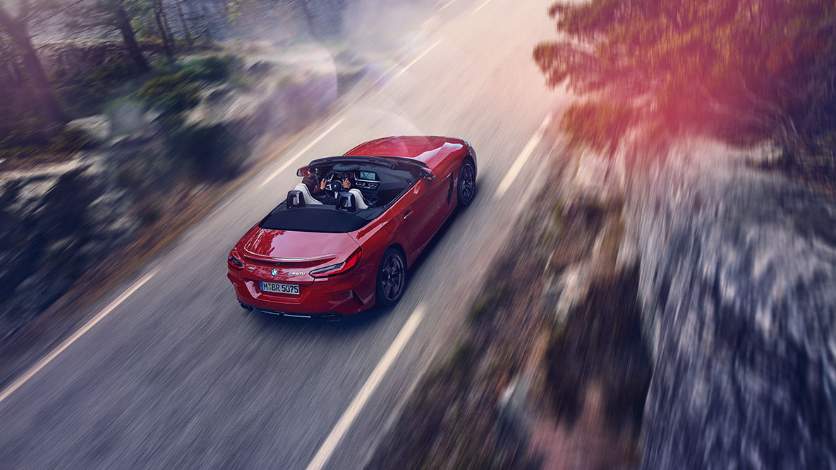 La BMW Z4 Roadster en mouvement Vue en plongée d’une BMW Z4 Roadster en mouvement