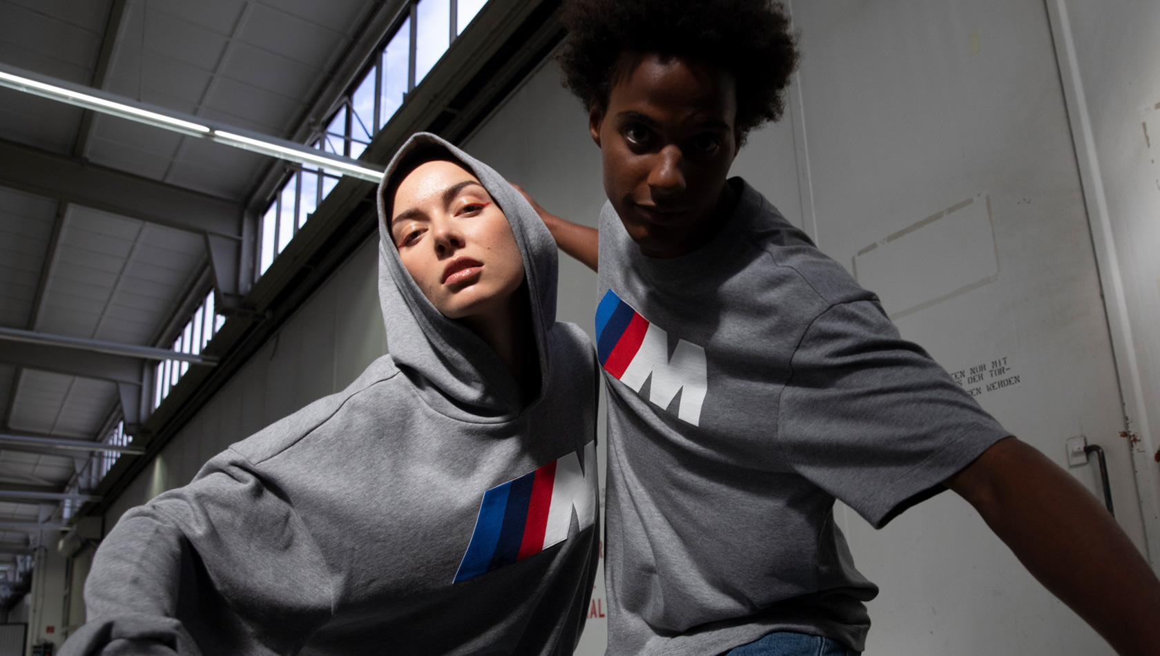 BMW Lifestyle Lookbook 2023, sweat à capuche BMW M logo unisexe et t-shirt BMW M logo unisexe BMW Lifestyle Lookbook, sweat à capuche BMW M logo unisexe et t-shirt BMW M logo unisexe