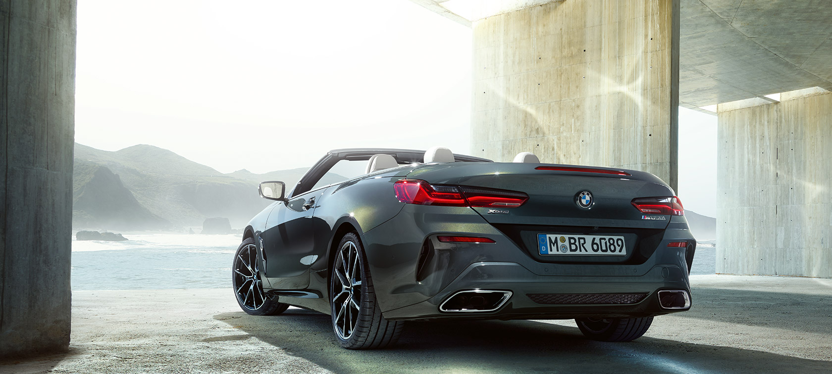 BMW M850i xDrive Dravitgrau metallic, vue de trois quarts arrière gauche.