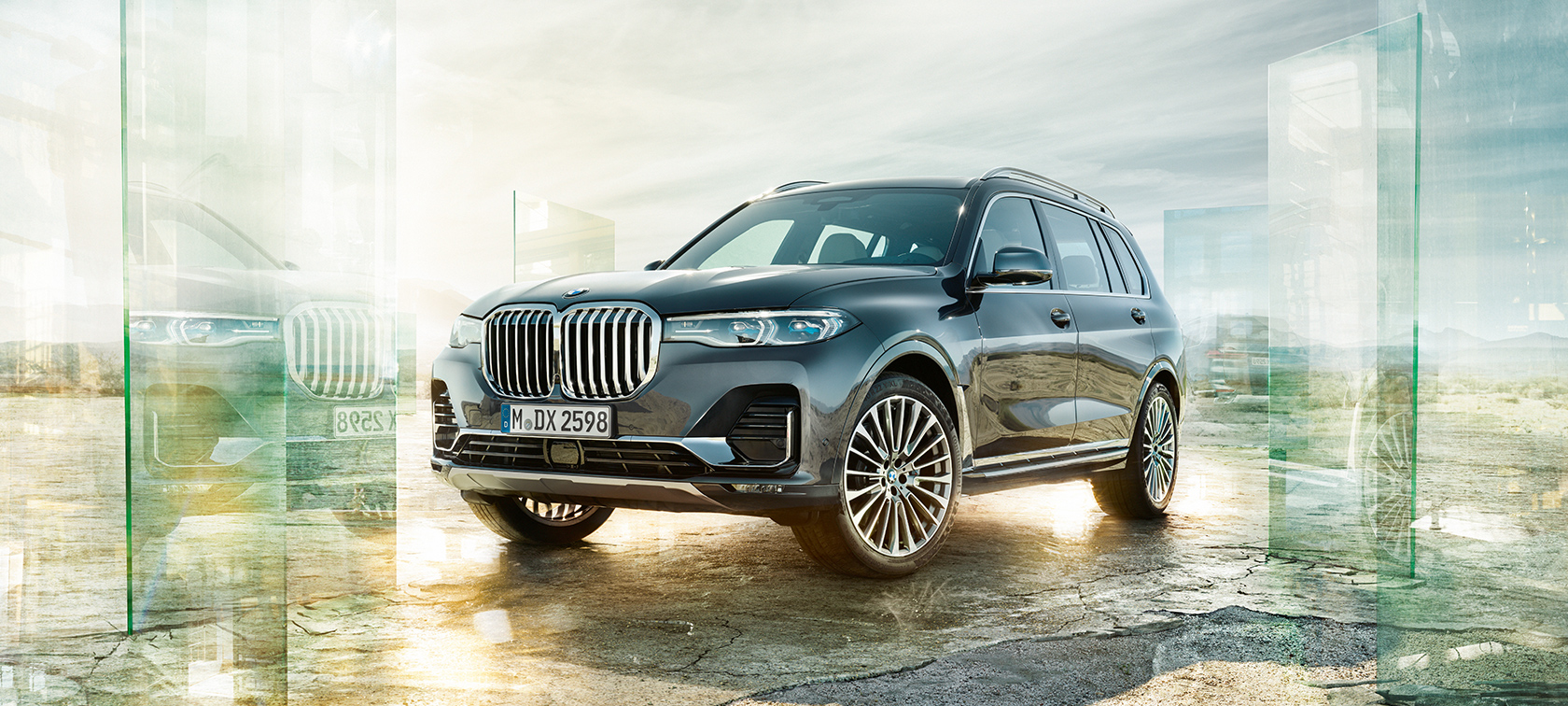 La BMW X7 vue de trois quarts avant, avec paysage de désert à l’arrière-plan