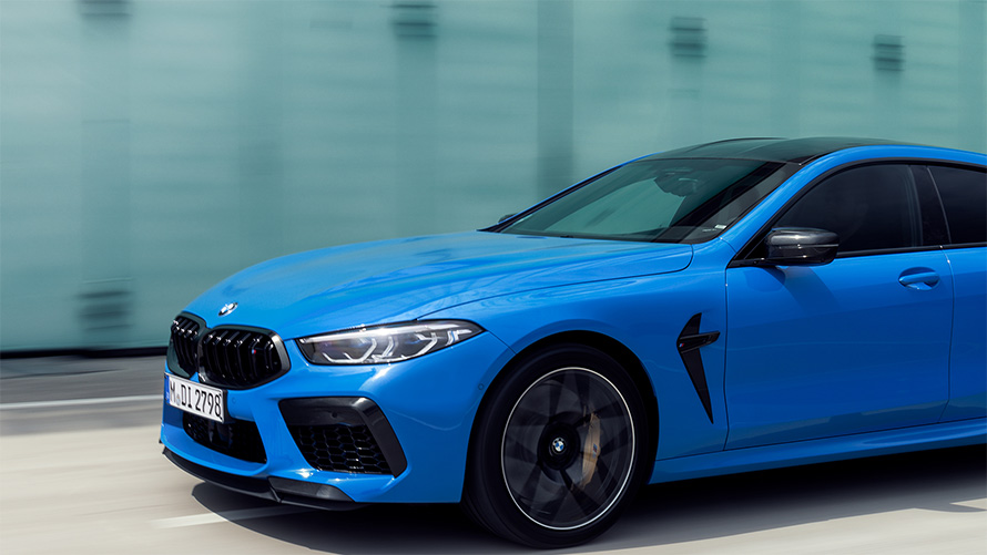 BMW M8 Competition Coupé F92 2019 BMW Individual Voodooblau vue de trois quarts de profil en mouvement