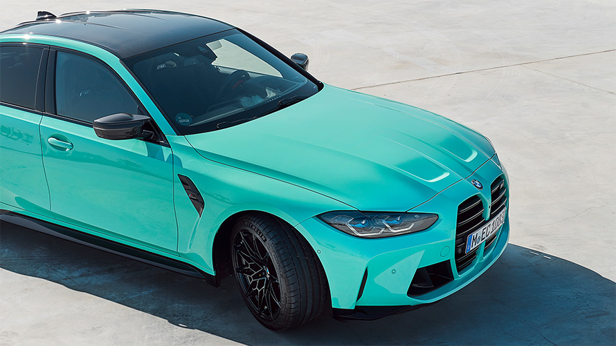 BMW M3 Limousine G80 2021 BMW Individual Mintgrün vue de trois quarts de proil à l’arrêt en perspective aérienne