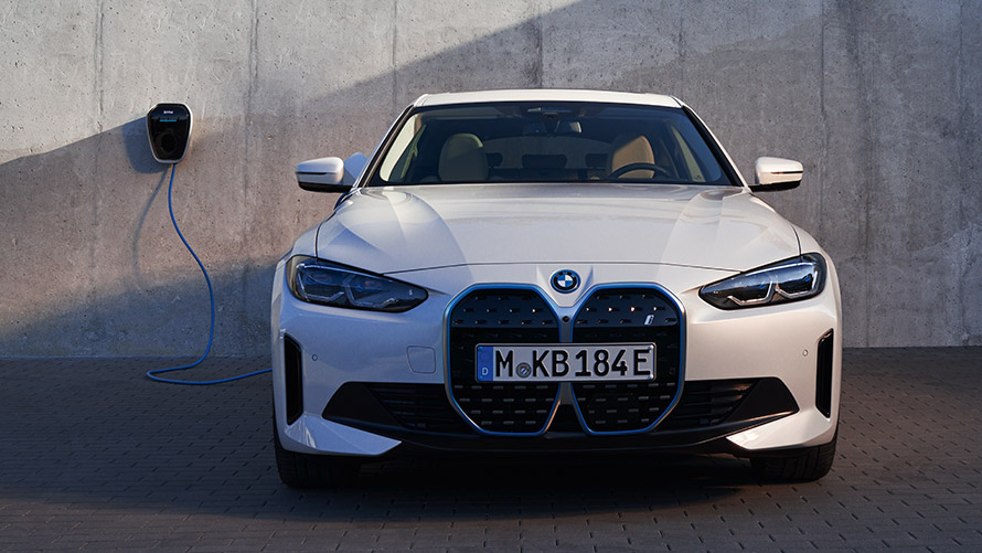 BMW i4 G26 2021 en cours de recharge sur la BMW Wallbox – vue de face