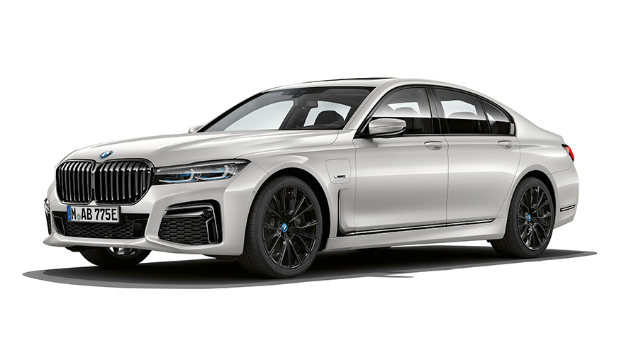 BMW 745e Berline, modèle PHEV – prise de vue en studio de trois quarts face BMW 745e Berline, modèle PHEV – prise de vue en studio de trois quarts face
