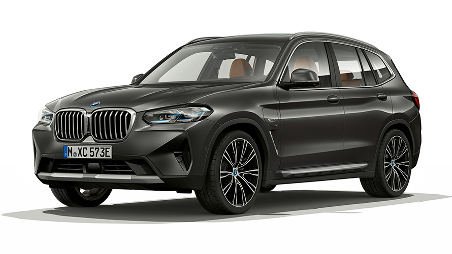 BMW X3 xDrive30e PHEV voiture vue de trois quarts avant BMW X3 xDrive30e PHEV voiture prise en studio vue de trois quarts avant