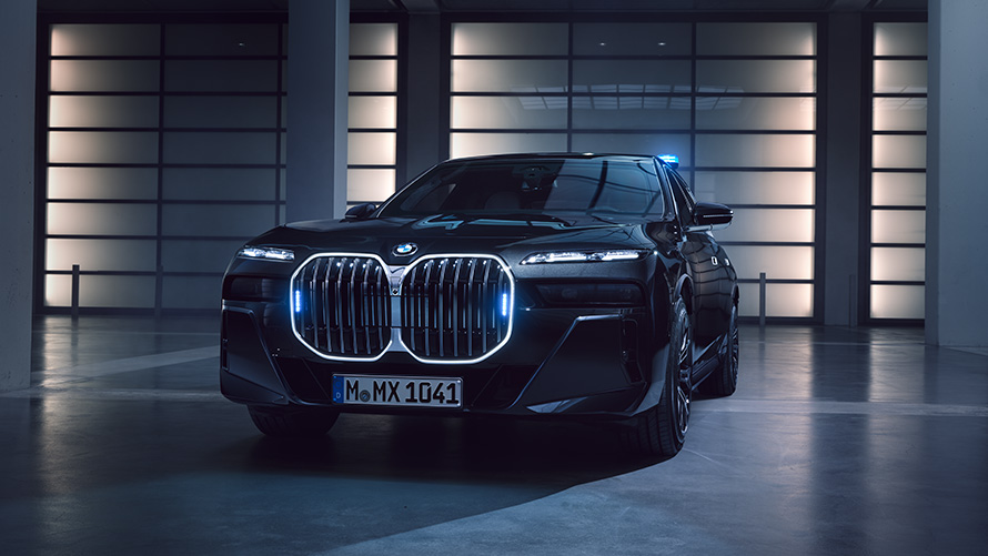BMW 7 Protection G73 avec feux de signalisation vue de face BMW 7 Protection G73 avec feux de signalisation vue de face se garant