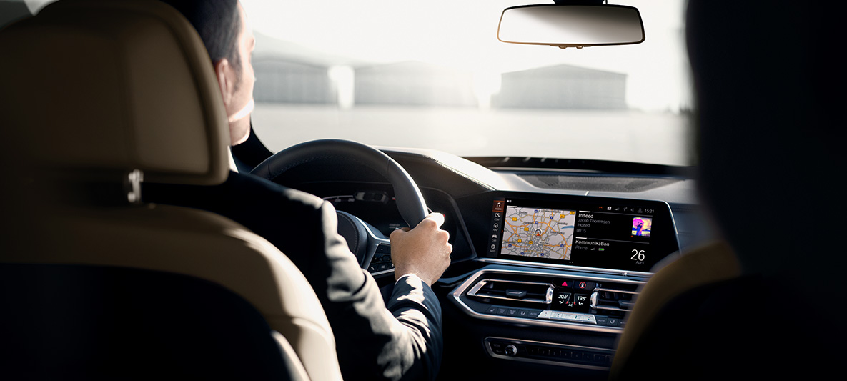 Véhicules de protection spéciale BMW Formation de conduite intérieur Véhicules de protection spéciale BMW Formation de conduite intérieur homme conduit une BMW