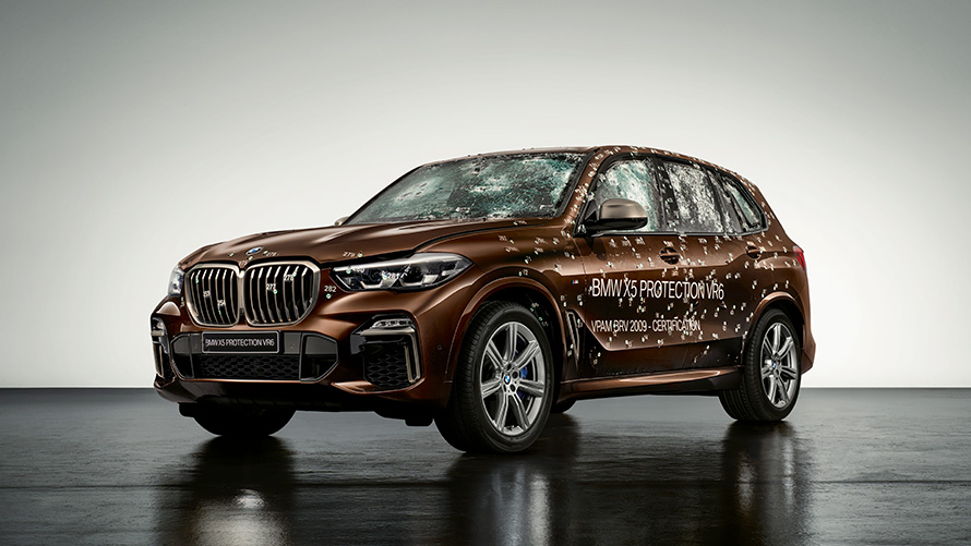 Véhicules de protection spéciale BMW BMW X5 Protection VR6 endommagée Véhicules de protection spéciale BMW BMW X5 Protection VR6 vue de trois quarts avant endommagée