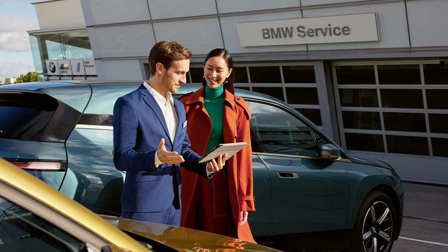 Le collaborateur BMW Service conseille la cliente