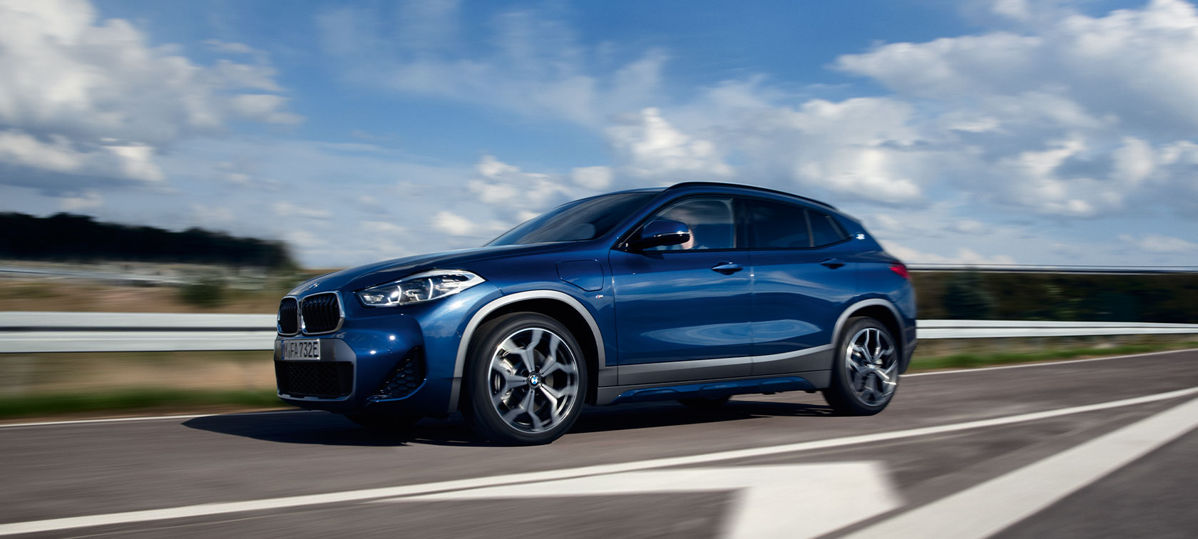 Vue en contre-plongée de la BMW X2 M35i M Misano Blau métallisé F39 2018 