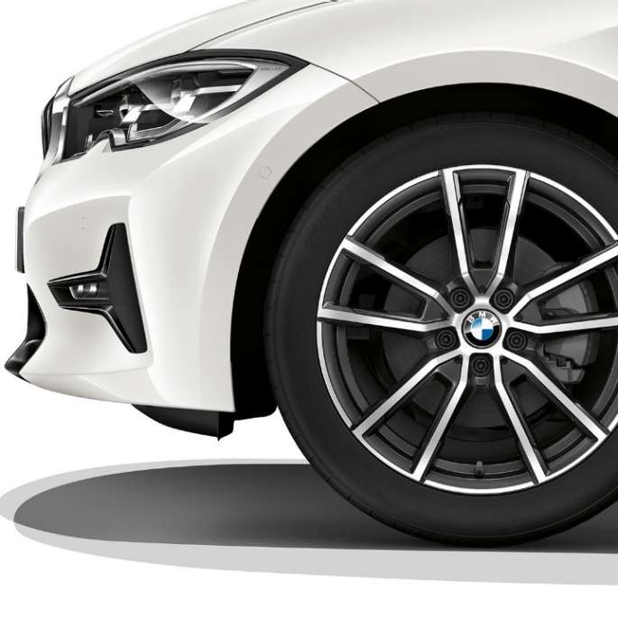BMW Série 3 Berline, jante en alliage léger du Modèle Sport. Gros plan d’une jante en alliage léger de la BMW Série 3 Berline, dotée de l’équipement du Modèle Sport.