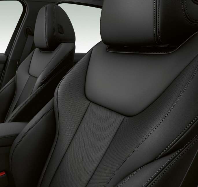 BMW Série 3 Berline, siège avant du Modèle Sport. Gros plan latéral des sièges avant de la BMW Série 3 Berline, dotée de l’équipement du Modèle Sport.