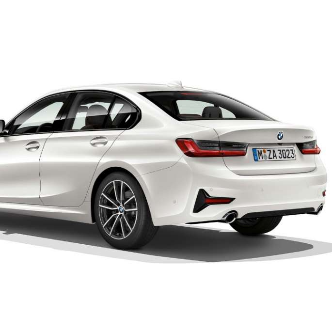 BMW Série 3 Berline, poupe du Modèle Sport. Vue de trois-quarts arrière de la BMW Série 3 Berline dotée de l’équipement du Modèle Sport.