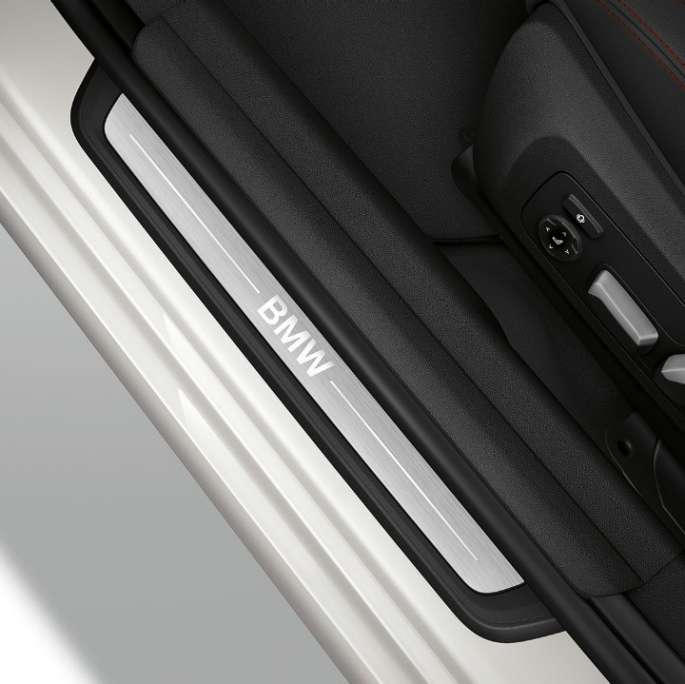 BMW Série 3 Berline, seuil du Modèle Sport. Vue en plan d’un seuil de porte de la BMW Série 3 Berline dotée de l’équipement du Modèle Sport.