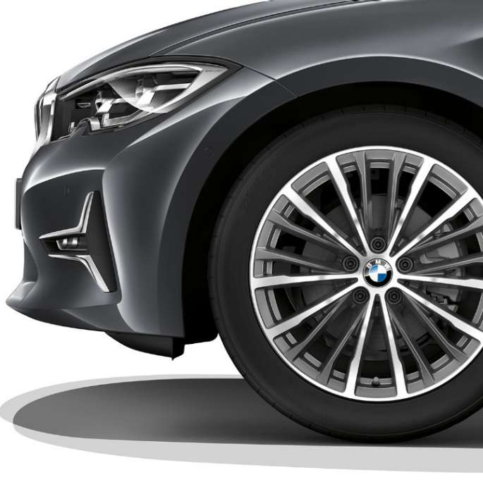 BMW Série 3 Berline, jante du Modèle Luxury Gros plan d’une jante en alliage léger de la BMW Série 3 Berline, dotée de l’équipement du Modèle Luxury.