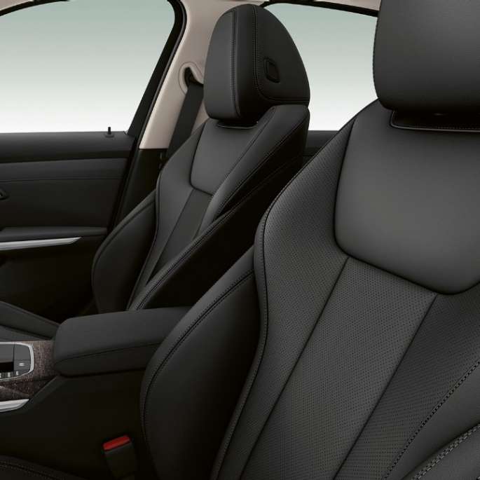 BMW Série 3 Berline, sièges avant du Modèle Luxury. Gros plan latéral des sièges avant de la BMW Série 3 Berline, dotée de l’équipement du Modèle Luxury.