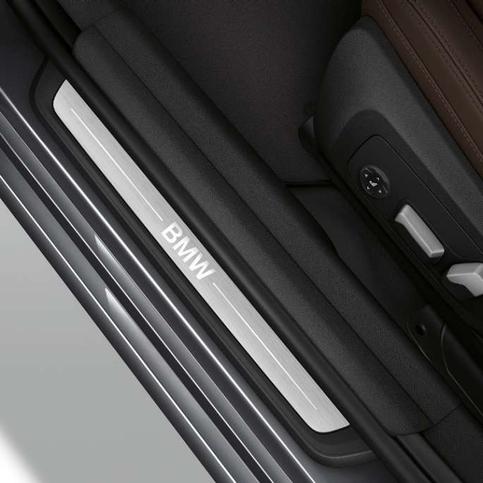 BMW Série 3 Berline, seuil de porte du Modèle Luxury. Vue en plan d’un seuil de porte de la BMW Série 3 Berline dotée de l’équipement du Modèle Luxury.