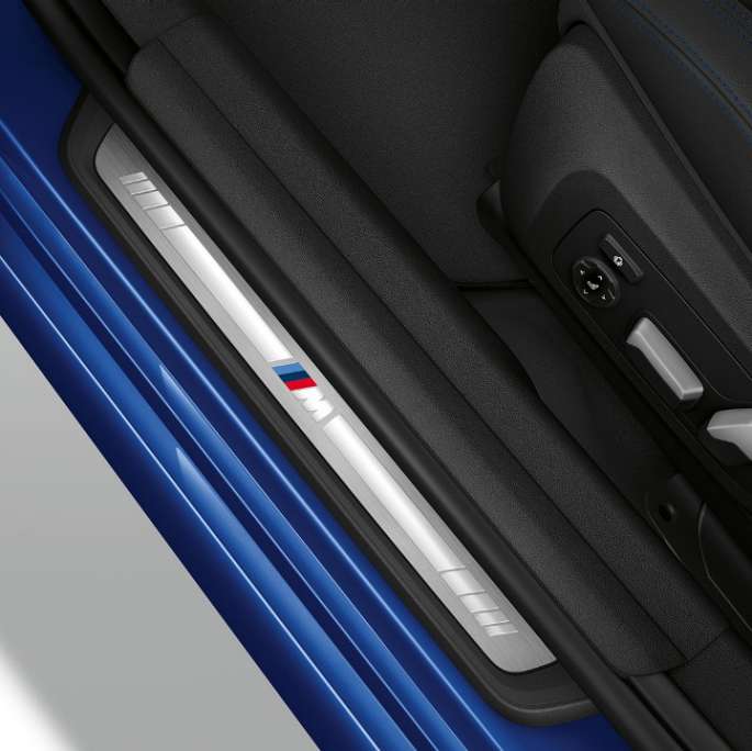 BMW Série 3 Berline, seuil de porte du Modèle M Sport. Vue en plan d’un seuil de porte de la BMW Série 3 Berline dotée de l’équipement du Modèle M Sport.